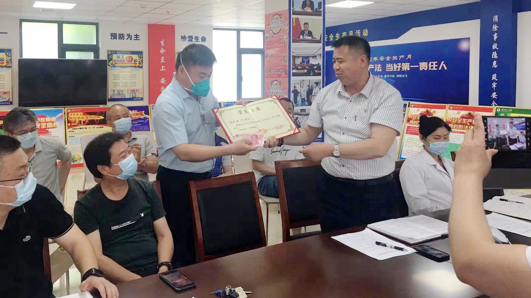 該出手時(shí)就出手，劉申在電力醫(yī)院被授予“見義勇為”榮譽(yù)稱號(hào)