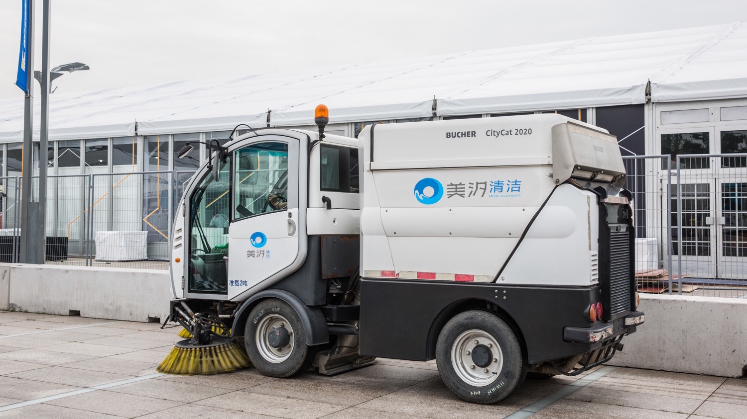 環(huán)衛(wèi)工被撞墜橋，為什么被判刑的不是司機(jī)，而是保潔公司老板？