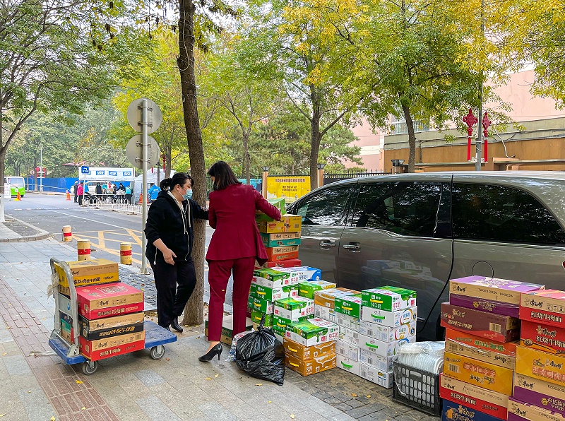 10月25日，美汐清潔杜總、孟總、綜合部經(jīng)理凌馥、區(qū)域經(jīng)理付永軍來到怡海花園小區(qū)，慰問疫情封控區(qū)、管控區(qū)的保潔員。